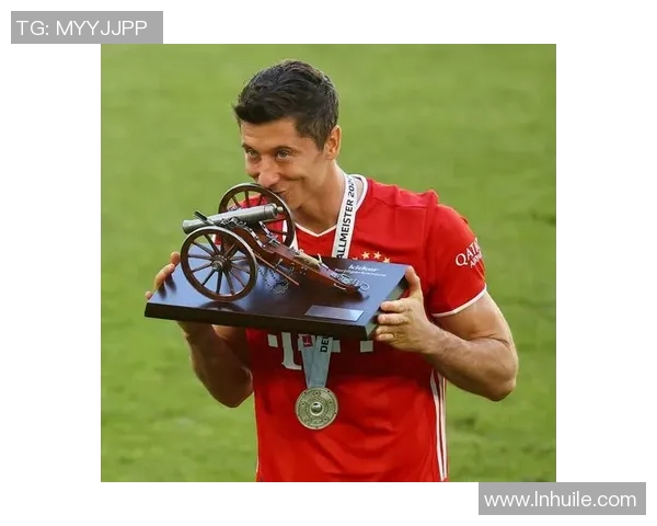 莱万重返德甲与旧主交锋拜仁球迷怒斥其背叛与忘恩负义